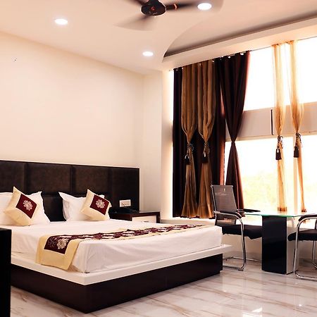 Hotel Neelam Moga Ludhiana Exterior foto