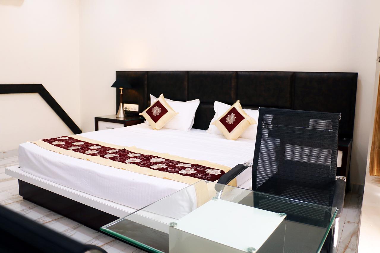 Hotel Neelam Moga Ludhiana Exterior foto