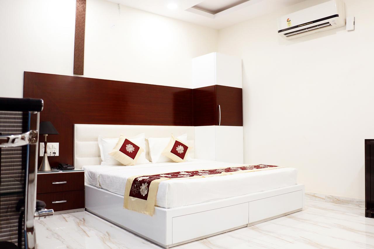 Hotel Neelam Moga Ludhiana Exterior foto