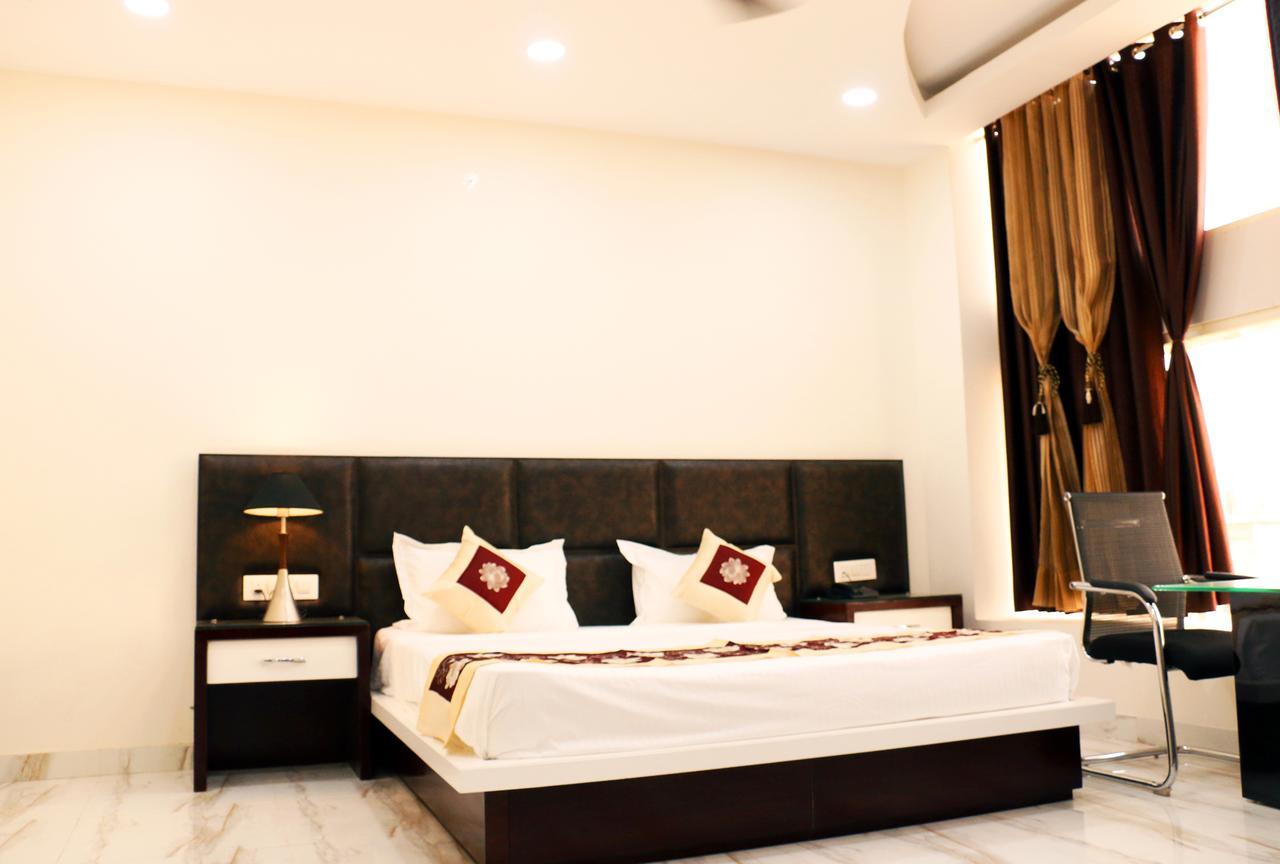 Hotel Neelam Moga Ludhiana Exterior foto